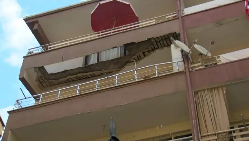 Güngören'de Feci Olay: Beş Katlı Binanın Balkonu Çökerken Yaşananlar