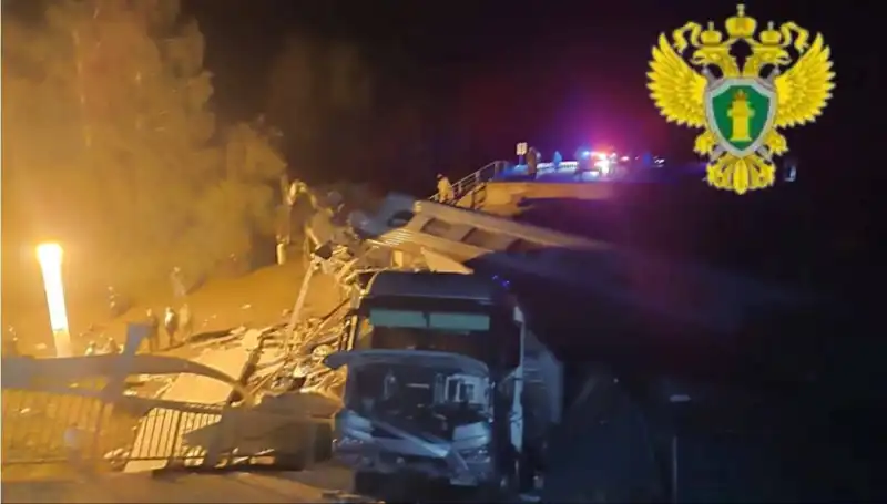 Rusya’da Köprü Çöktü: Trajik Kazada Yedi Kişi Hayatını Kaybetti