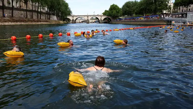 Seine Nehri'nde Tarihi An: Yasaklar Kalktı ve Halkla Buluştu