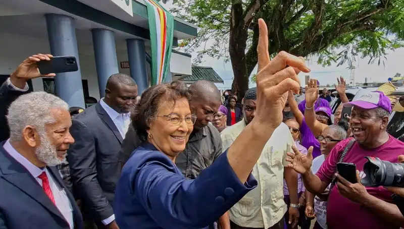 Surinam'da Tarihi An: İlk Kadın Başbakan Görevde!