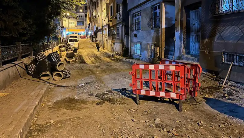 Bayrampaşa'da Altyapı Çalışmaları Sırasında Rögar Kapağı Patladı: Olayın Detayları