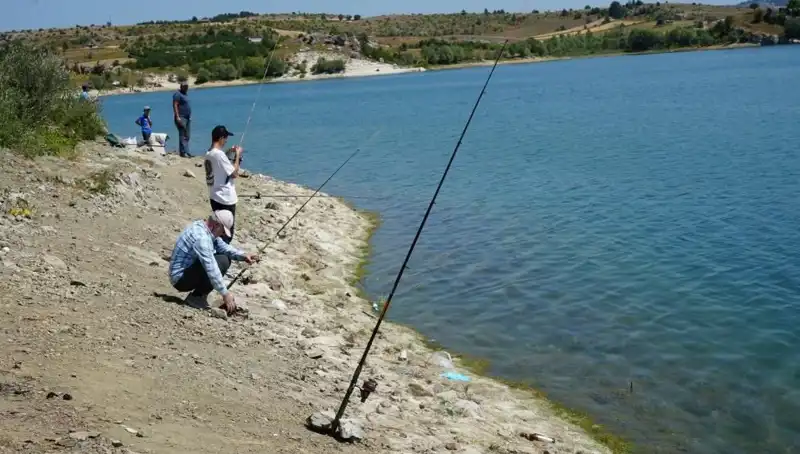 Kafesler Patladı: Balık Sezonu İçin Su Kenarında Koşuşturan Kalabalık!