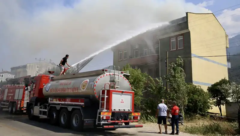 Çatı Katında Yangın Paniği: İtfaiye Hızla Müdahale Etti