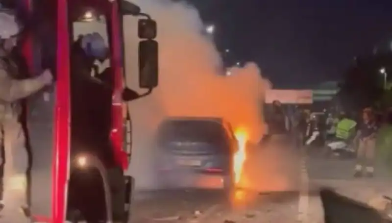 Otoyolda Bariyerlere Çarpan Araç Alev Alev Yandı: Korkunç Anlar!