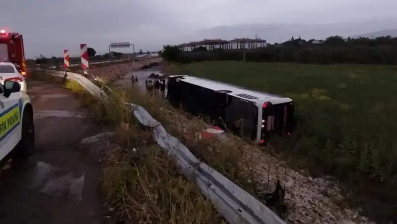 Manisa'da Yolcu Otobüsü Kaza Yaptı: Yaralıların Durumu Ciddiyetini Koruyor