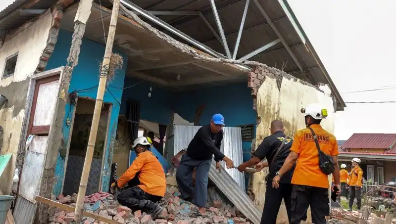 Endonezya'da Şiddetli Deprem: 5,7 Büyüklüğündeki Sarsıntı 8 Evi Yıkıma Uğrattı