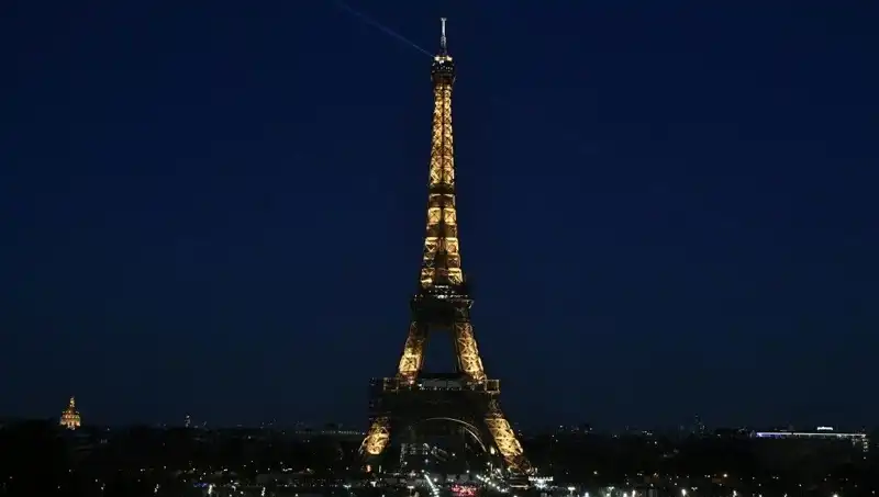 Eyfel Kulesi'ne Saldırı Planı: İki Kişi Tutuklandı, Paris Alarmda!