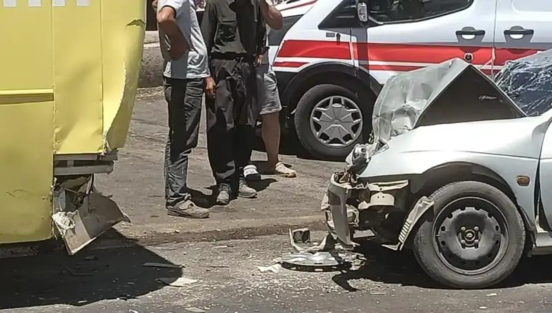 Halk Otobüsü ile Otomobil Çarpıştı: Yaralılar Hastaneye Kaldırıldı