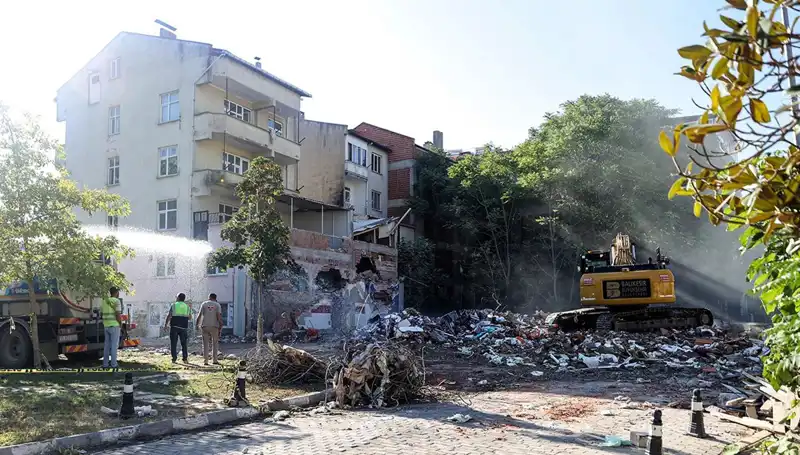 Sındırgı'da Sarsıntılar Devam Ediyor: Neler Oluyor?
