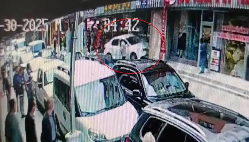 Alkollü Sürücü, Mağazaya Dalmak Üzereyken İki Çocuğu Kıl Payı Kurtardı