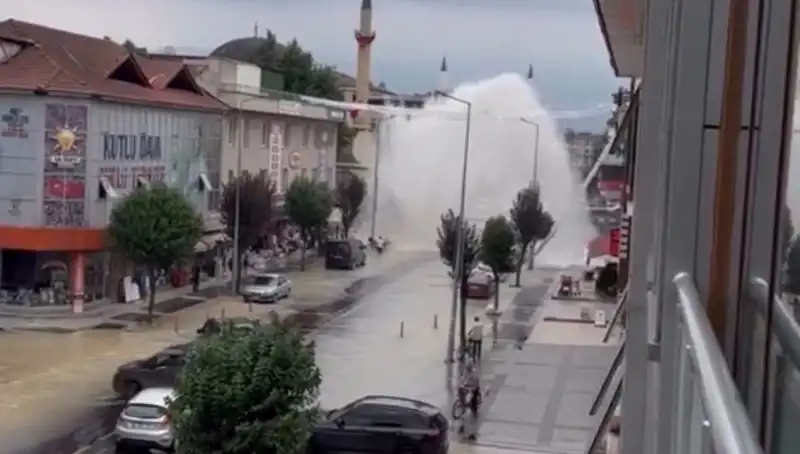 İçme Suyu Hattı Patladı: Şehrin Merkezinde Su Göklere Fışkırdı!