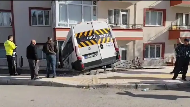 Okul Servisi Balkona Girdi: İki Öğrencinin Yaralanmasına Neden Olan Olay