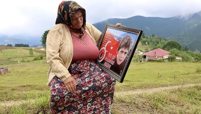 DEM Parti, Eren Bülbül'ün Annesine Anlamlı Bayram Kutlaması Gerçekleştirdi