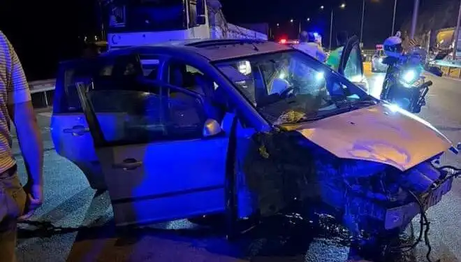 Otomobil Bariyere Çarptı: Korkunç Kaza Bir Hayat Aldı, Üç Kişi Yaralandı