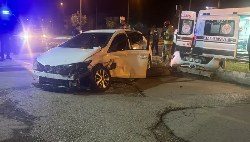 Pikap ile Otomobil Çarpıştı: 3 Yaralı, Kaza Anları Kamerada