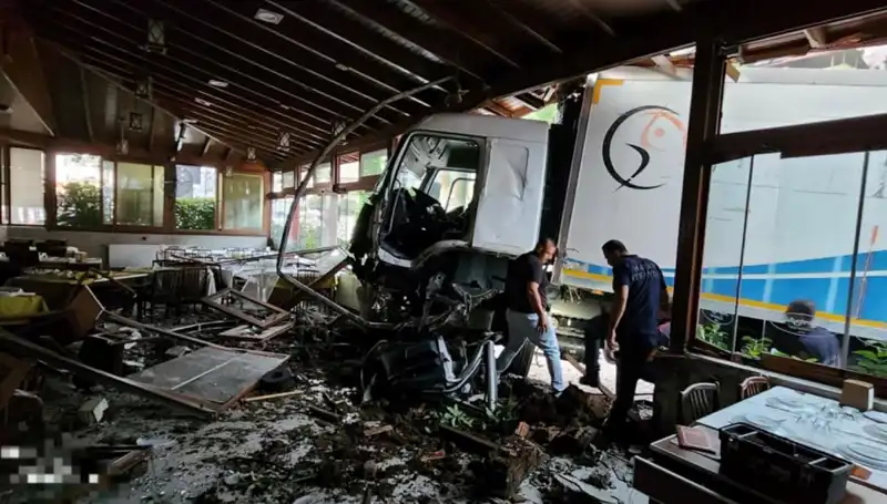 Freni Boşalan Kamyon Restoranın İçine Girdi: O Anlar Korkuttu