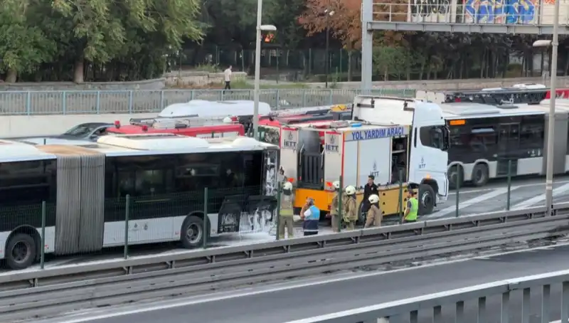 İstanbul Metrobüs Yangını, Trafikte Büyük Kaos Yarattı!