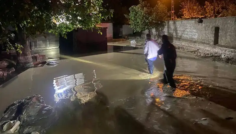 20 Dakikalık Yağmur Sonrası Gelen Sel: 1 Ev Çöktü, 3 Ev Boşaltıldı