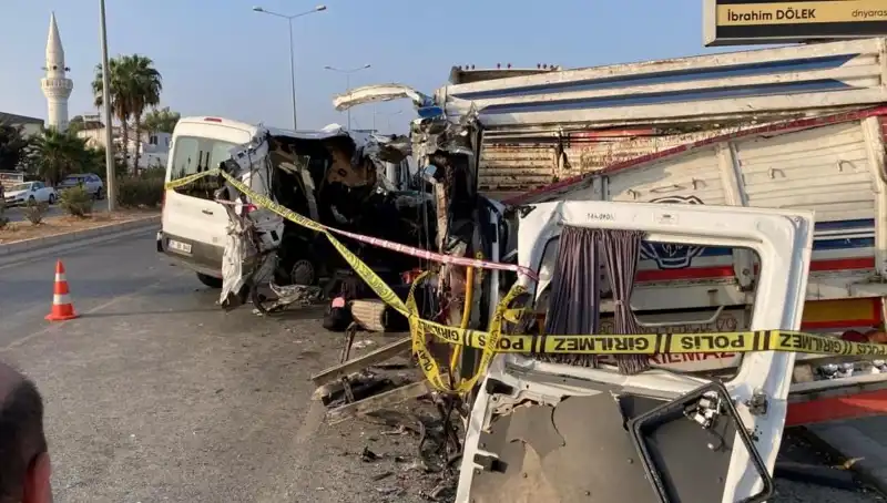 Mersin'de Tatil Yolunda Feci Kaza: İki Can Gitti, 10 Yaralı