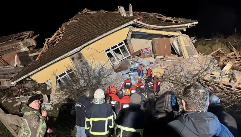 Sinop'ta Heyelan Felaketi: 3 Ev Yıkıldı, Hayat Durma Noktasına Geldi