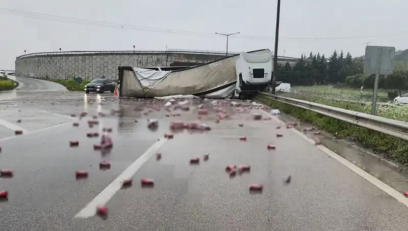 TIR Kazasında İçkiler Yola Saçıldı, Neler Oldu?