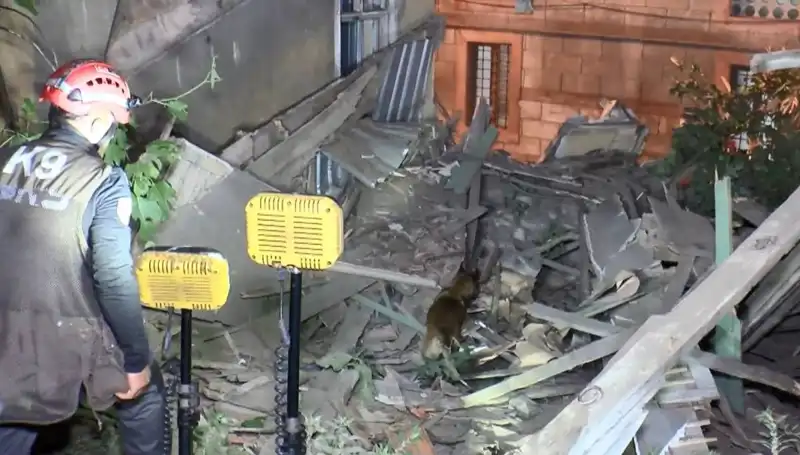 İstanbul'da Deprem Sonrası Çöken Bina: Hayatını Kaybedenler ve Nedenleri