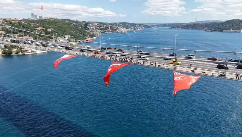 Türk Bayrağı, Köprüde Dalgalanıyor: Ulusal Birlik ve Beraberlik Simgesi