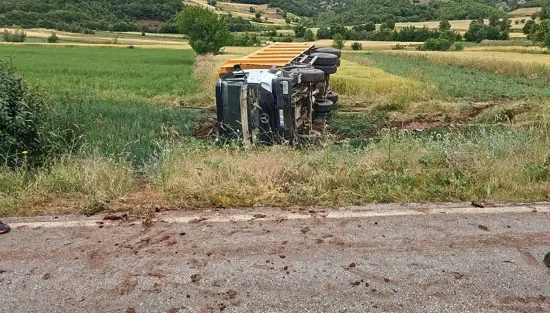 Tokat'ta Devrilen Kamyonun Şoförü Hayatını Kaybetti: Feci Kazanın Detayları