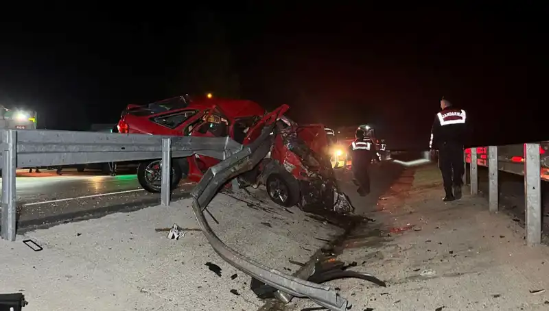 Bariyerlere Çarpan Otomobilin Sonucu: 2 Can Kaybı ve Demir Yığını