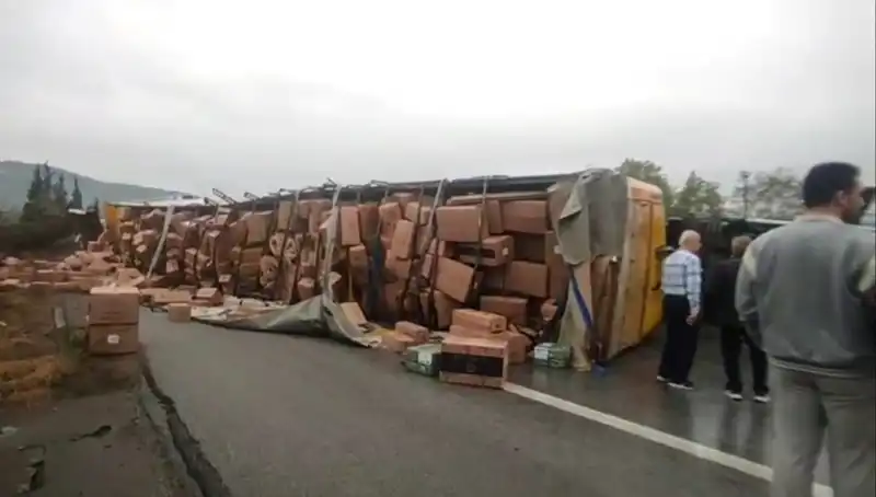 Ankara Yolu Üzerinde TIR Devrildi: Trafik Alarm Verdi!